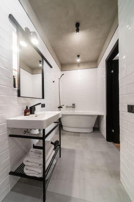 3 Storey Apartment With A Character And A Terrace Рига Экстерьер фото